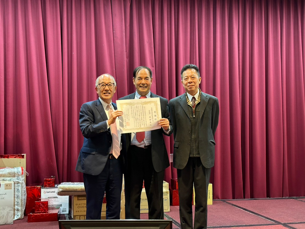 日本NITTA社長石切山靖順（左）,頒發獎狀予達基實業總經理張福霖（中），並肯定張福霖50年的經營戰果。圖／李水蓮
