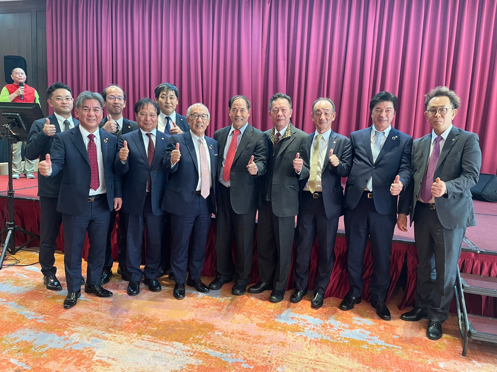 日本NITTA社長石切山靖順（前排左三）、率領NITTA團隊來台，祝福台日雙方合作50年良好關係，並與達基實業總經理張福霖（前排左四）合影。圖／李水蓮